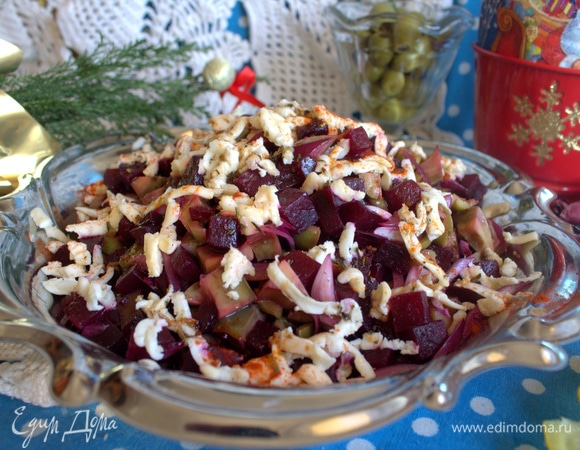 Салат со свеклой, авокадо и оливками