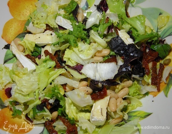 Салат с белой фасолью, сыром бри и каперсами