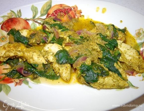 Курица в остром маринаде с красным луком и шпинатом Курица в остром маринаде с красным луком и шпинатом