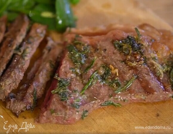 Стриплойн на гриле с зеленым маслом и салатом 