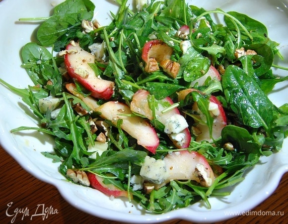 Салат с томленым яблоком, орехами и голубым сыром