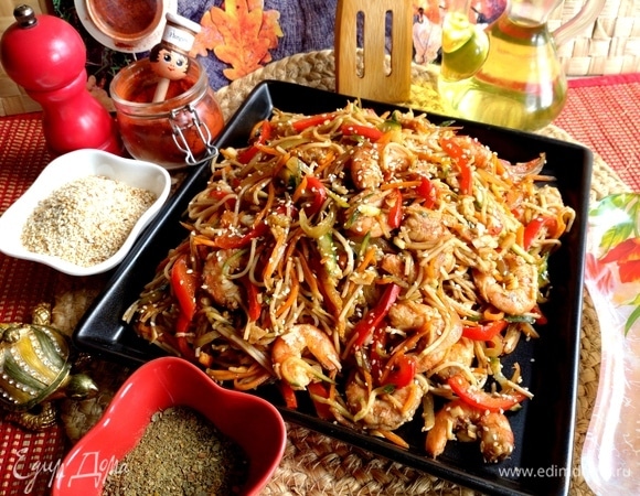 Лапша с креветками и овощами