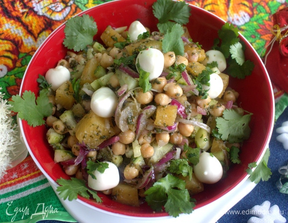 Салат с нутом и маринованной тыквой
