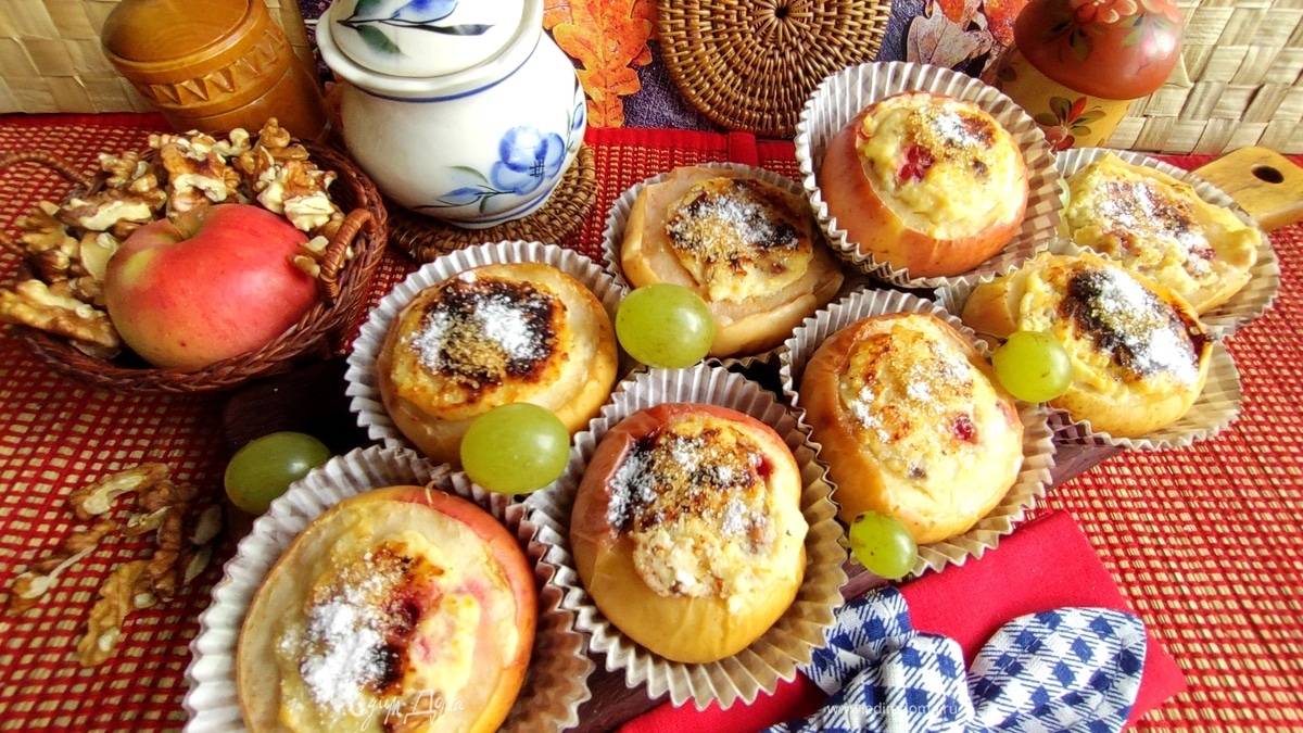 Яблоки, запеченные с творогом и орехами