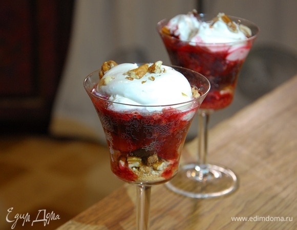 Запеченные сливы с орехами пекан и взбитыми сливками