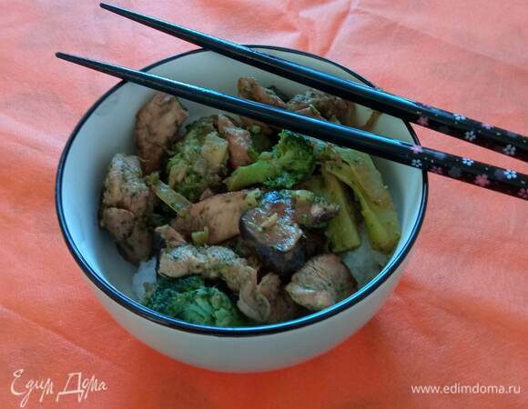 Курица с брокколи и грибами шиитаки Курица с брокколи и грибами шиитаки