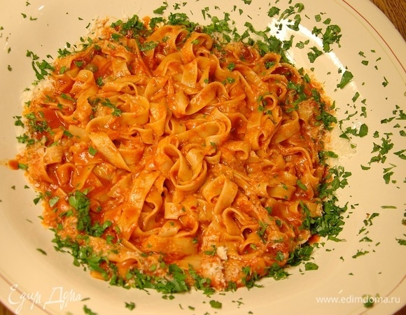 Феттучине в томатном соусе с оливками, анчоусами и каперсами