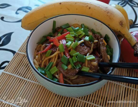 Свинина стир-фрай с яичной лапшой