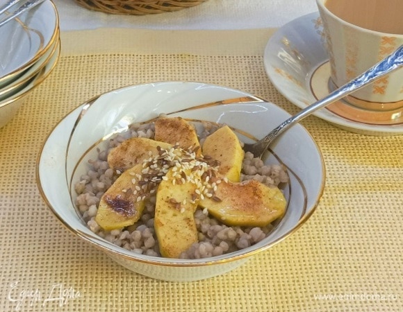 Каша из зеленой гречки с яблоками