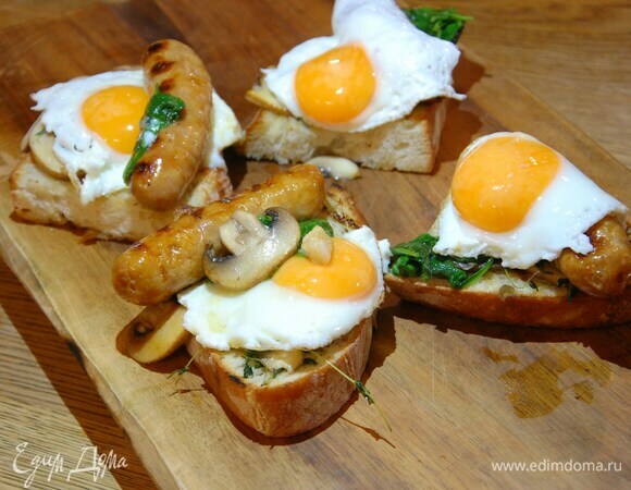 Сэндвичи с колбасками на гриле, яйцами и шампиньонами