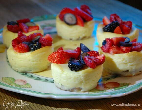Мини-чизкейки с белым шоколадом и ягодами