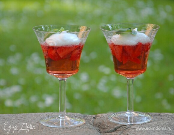 Желе из розового вина с клубникой и взбитыми сливками Желе из розового вина с клубникой и взбитыми сливками