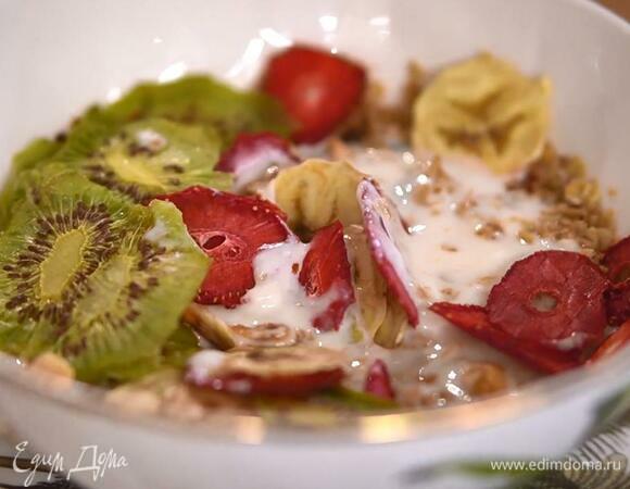 Гранола с домашним йогуртом и фруктово-ягодными чипсами Гранола с домашним йогуртом и фруктово-ягодными чипсами