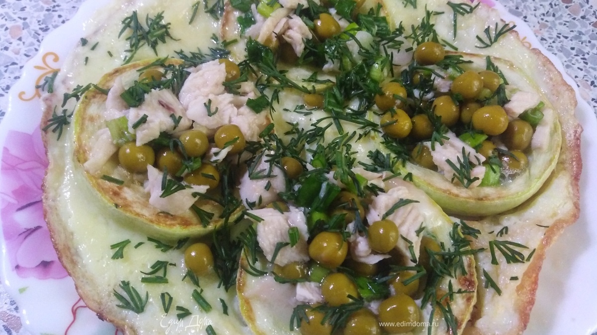 Кабачки с курицей и яйцом