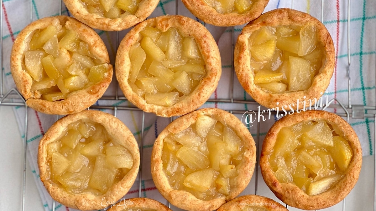 Песочные корзиночки с томлеными яблоками