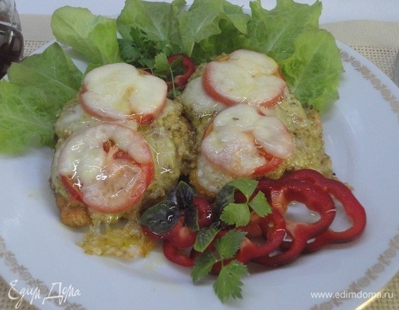 Отбивные под зеленым соусом с моцареллой