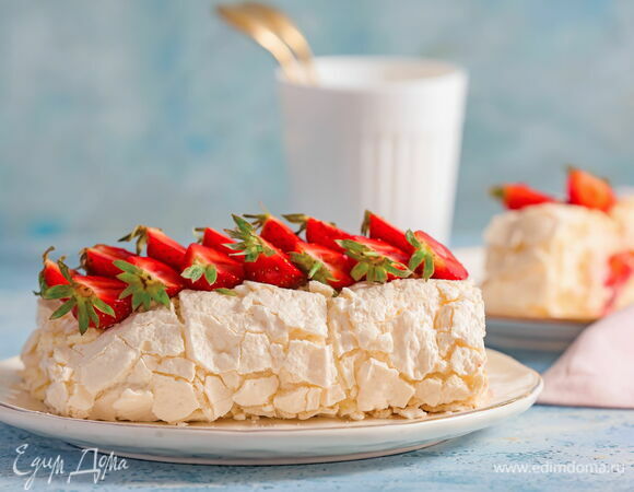 Меренговый рулет с клубникой