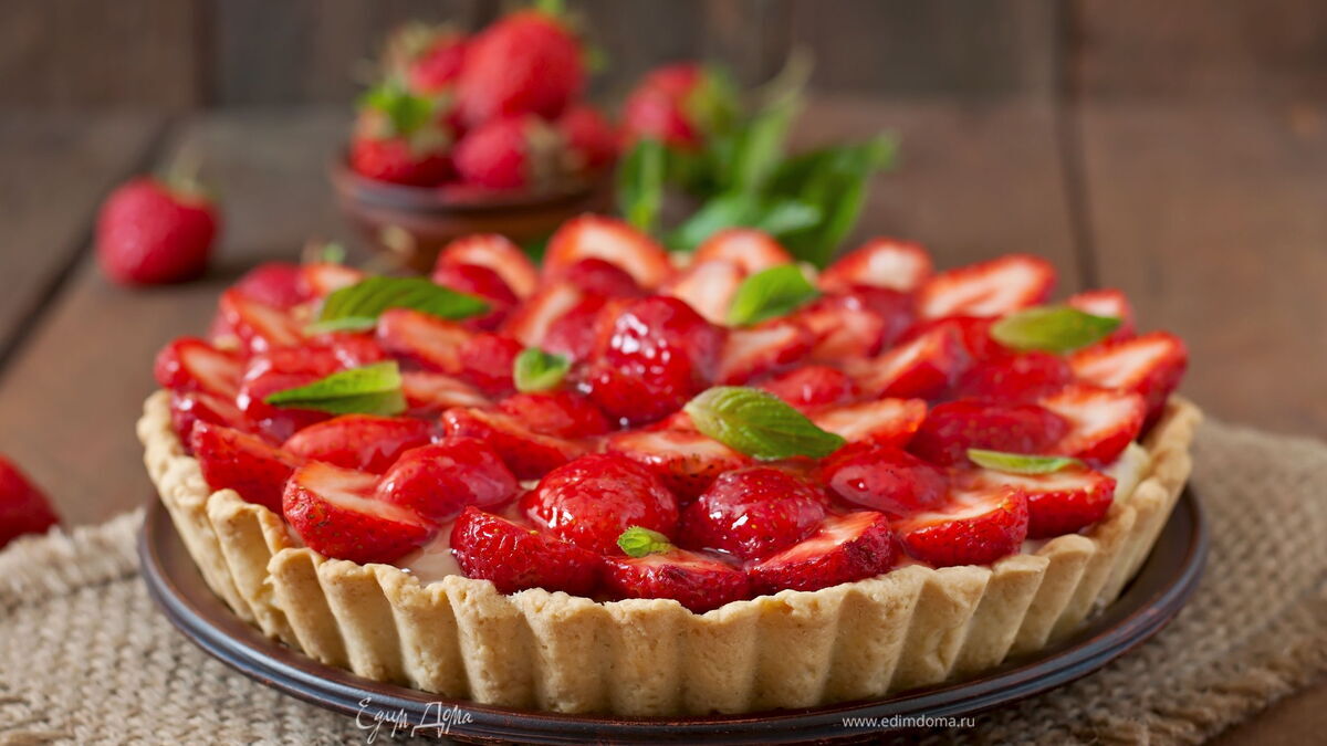 Тирольский пирог с клубникой