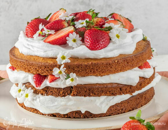 Бисквитный торт с клубникой и сметанным кремом