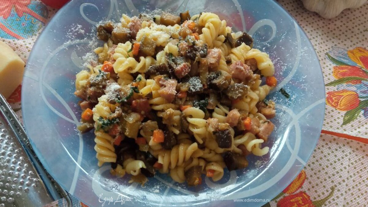 Паста с колбасками и баклажанами