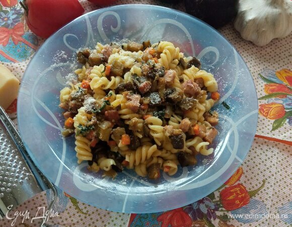 Паста с колбасками и баклажанами