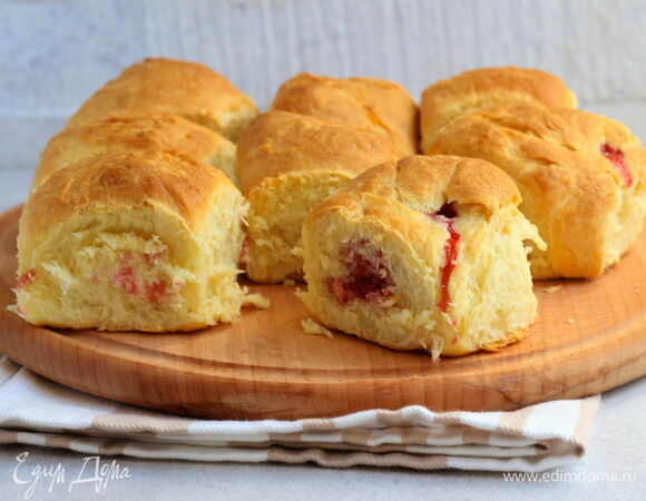 Булочки из дрожжевого теста с клубникой Булочки из дрожжевого теста с клубникой