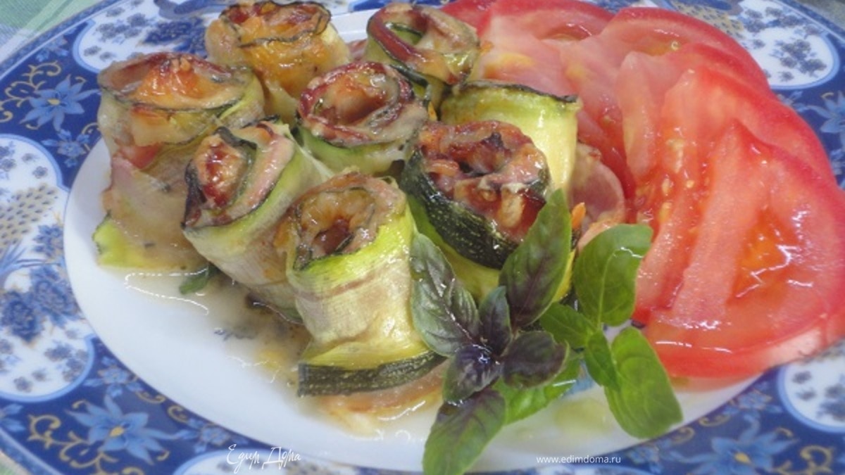 Рулетики из кабачков с беконом