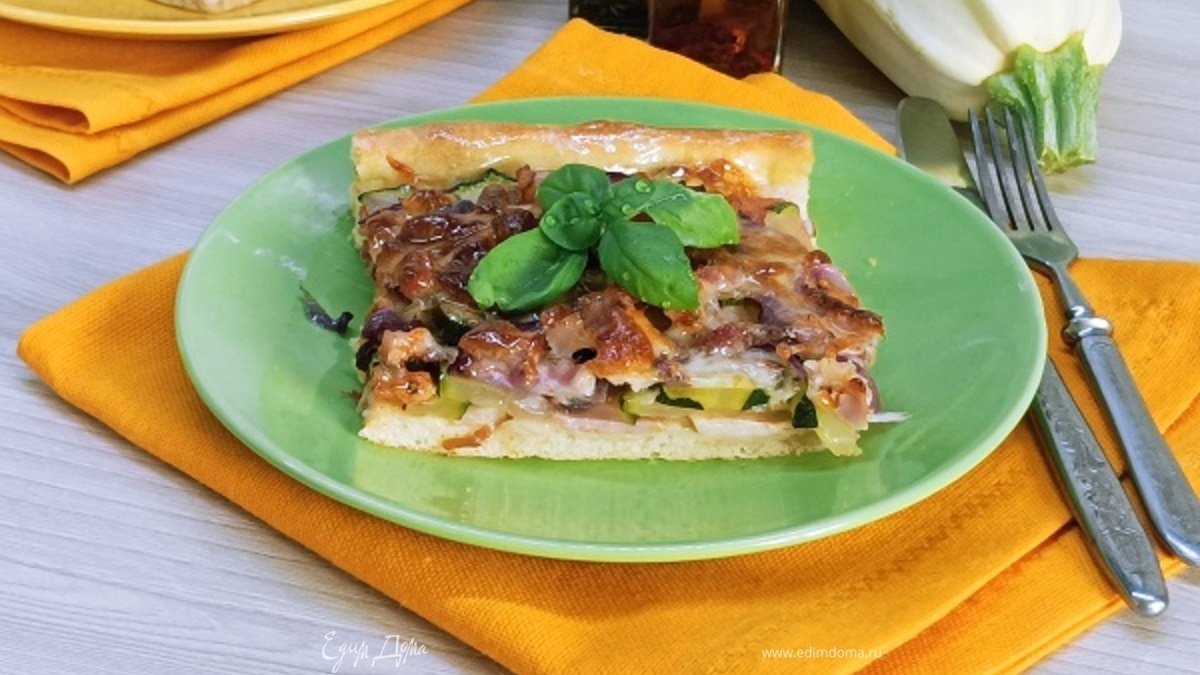 Пирог с кабачками и беконом
