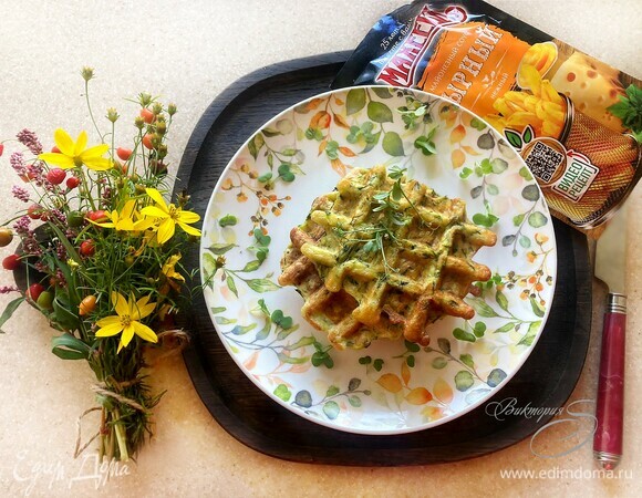 Вафли из цукини с сырным соусом Вафли из цукини с сырным соусом