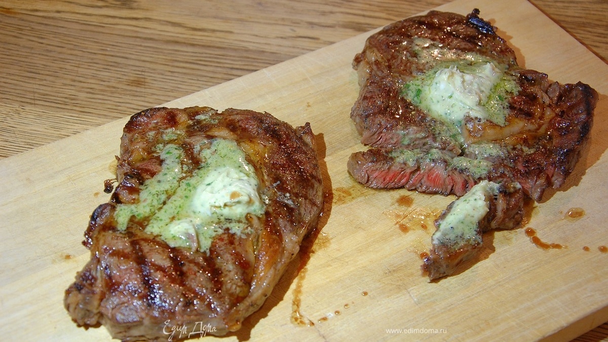 Стейки под пряным маслом из анчоусов, петрушки и чеснока