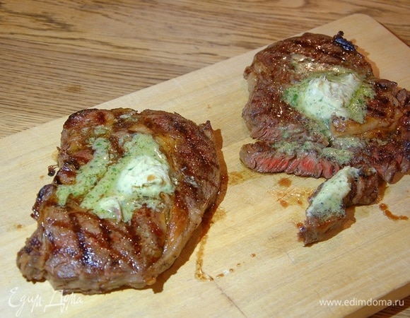 Стейки под пряным маслом из анчоусов, петрушки и чеснока