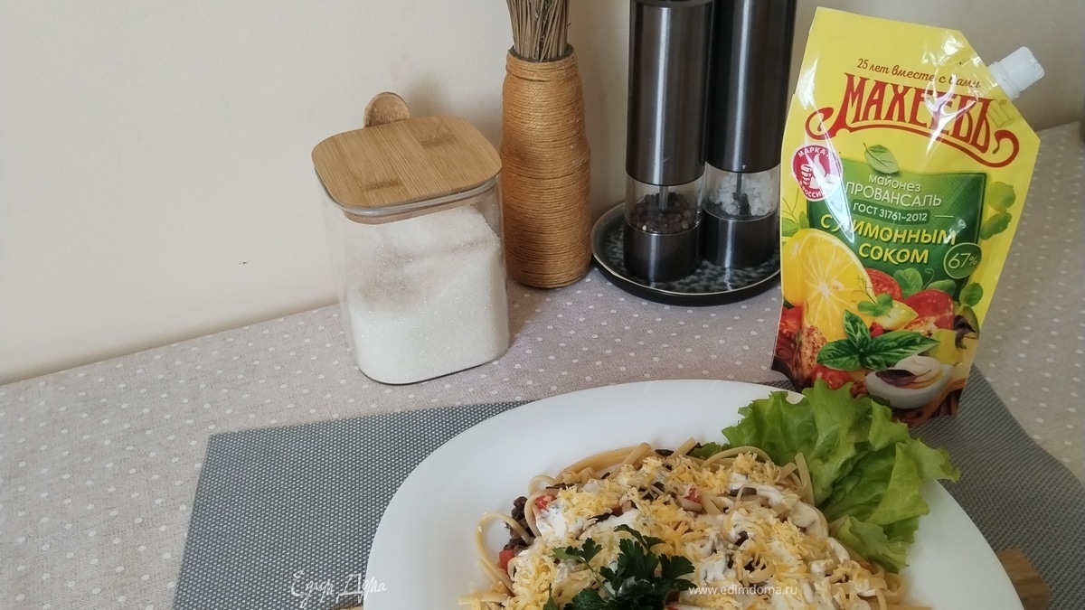 Паста с томатами и соусом «импровизация»