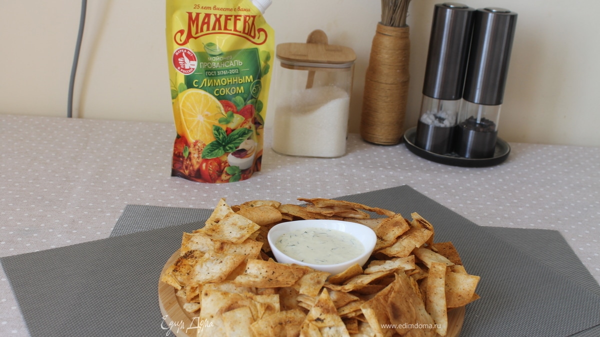 Хрустящие чипсы со специями и соусом