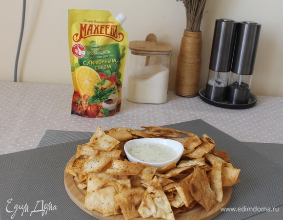 Хрустящие чипсы со специями и соусом Хрустящие чипсы со специями и соусом