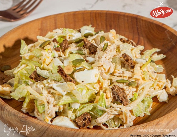 Салат с курицей и чесночными хлебцами