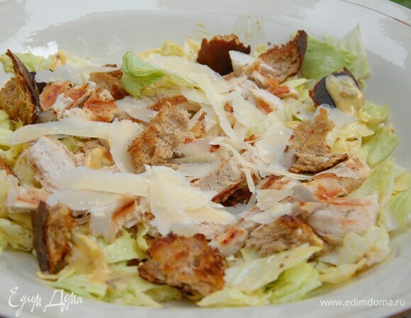 Салат «Цезарь» с индейкой гриль Салат «Цезарь» с индейкой гриль