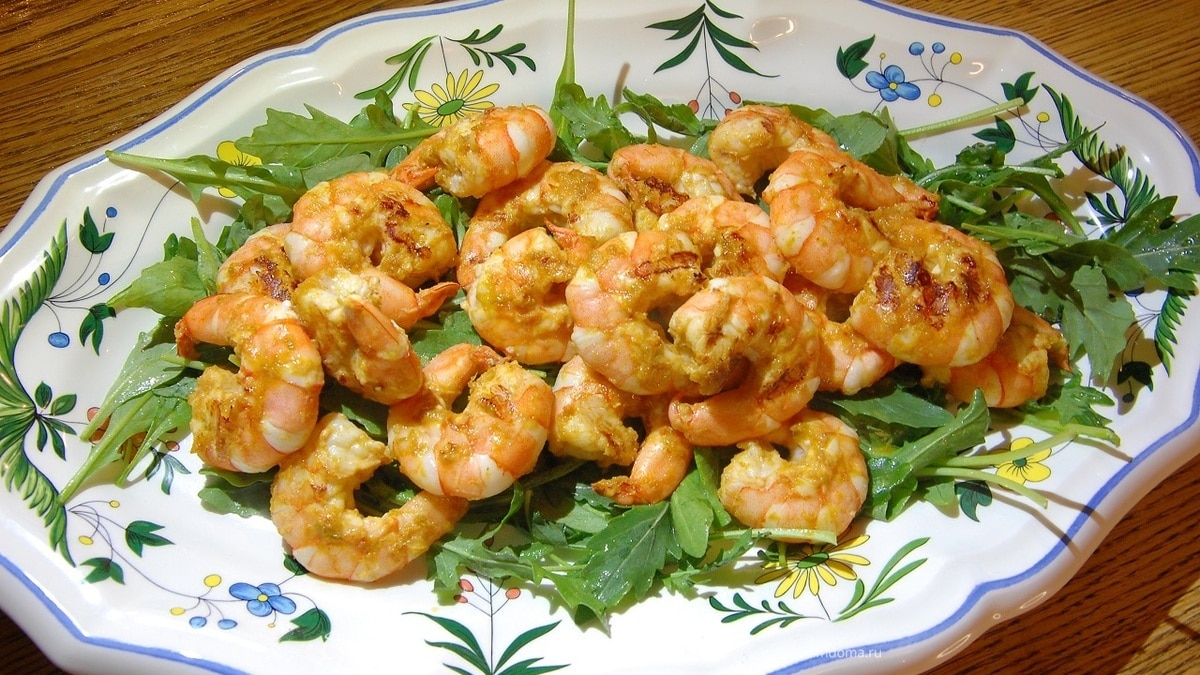 Креветки мисо на подушке из руколы