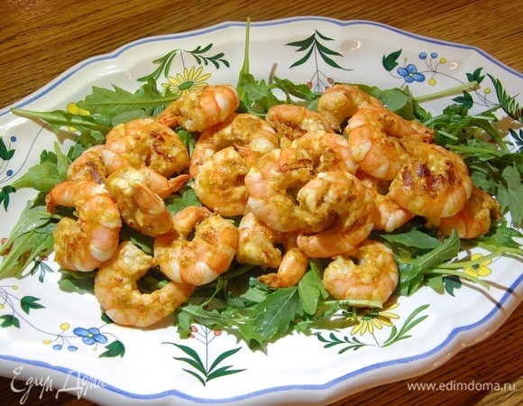 Креветки мисо на подушке из руколы