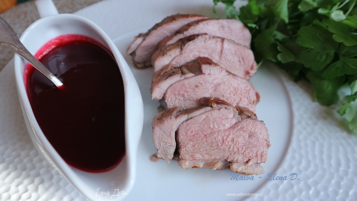 Утиные грудки в брусничном соусе