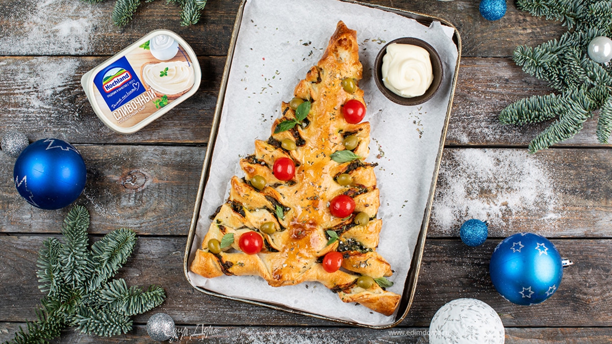 Слоеная «ёлочка» с сыром и шпинатом