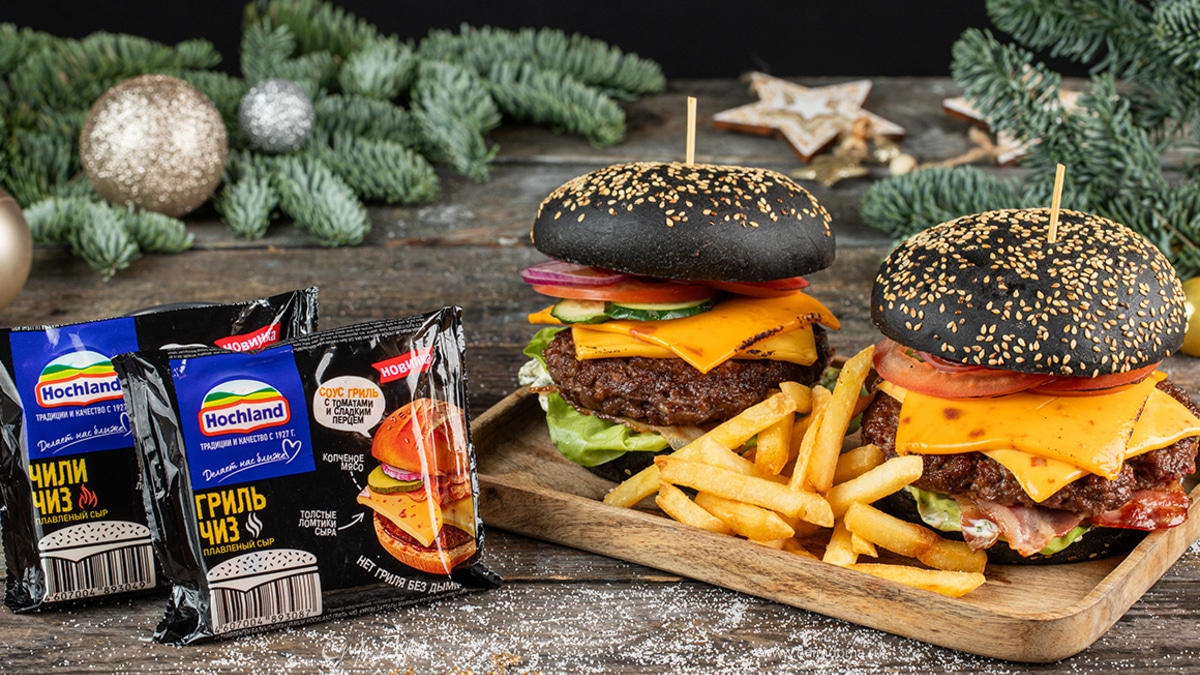 Черные бургеры с плавленым сыром и говяжьей котлетой