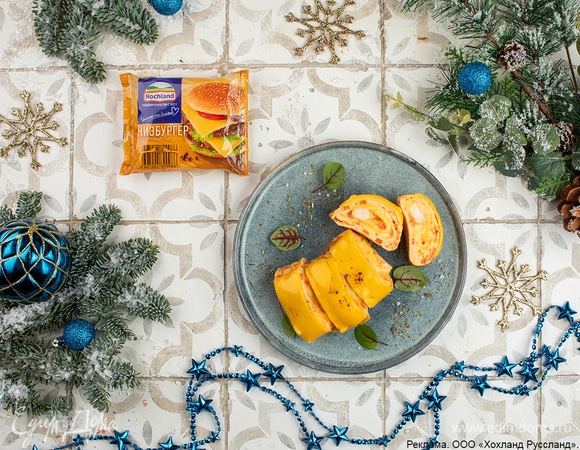 Рулетики из омлета с сыром, креветками и зеленью