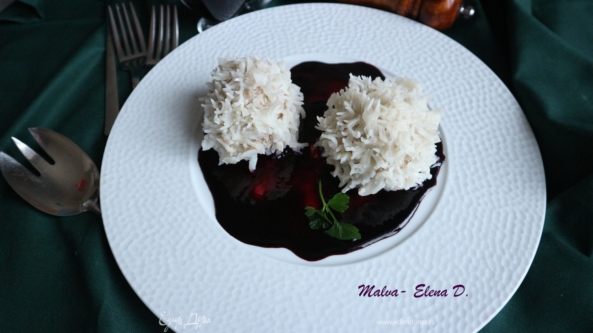 Ежики из индейки с черничным соусом