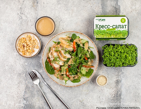 Салат с куриной грудкой, ореховым соусом и микрозеленью