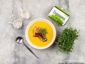 Тыквенный крем-суп с жареным беконом, луком фри и микрозеленью