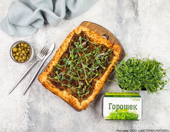 Сочный луковый пирог с микрозеленью