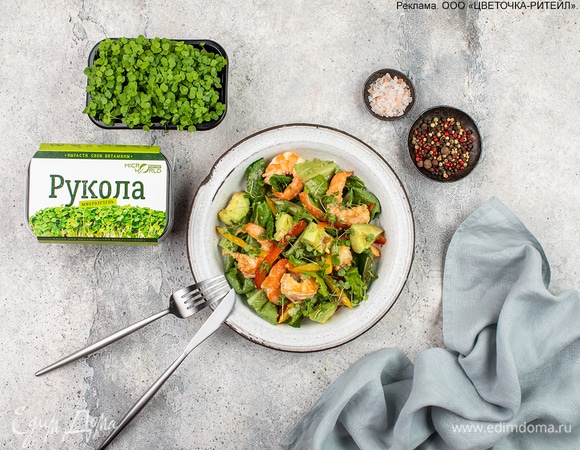 Салат с креветками, болгарским перцем и авокадо