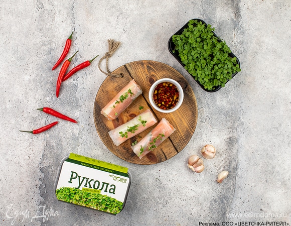 Спринг-роллы с лососем, огурцом и микрозеленью