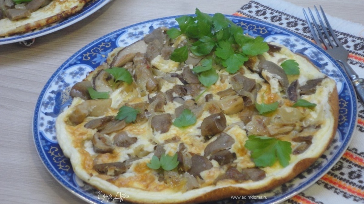 Сырный омлет с грибами