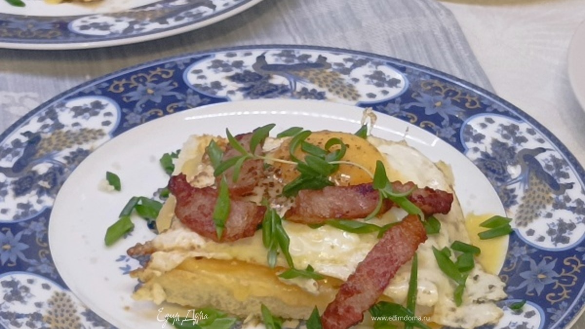 Тосты с сыром, яйцами и грудинкой